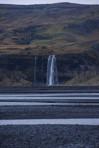 双瀑并流气势磅礴，山野间水幕如帘