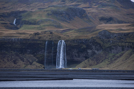 远眺双瀑飞流，山川壮美如画境