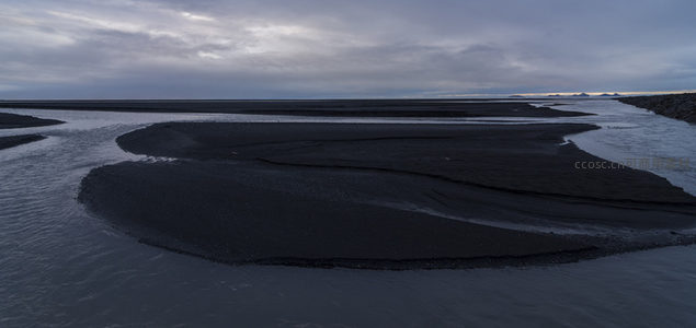黑沙滩蜿蜒河流，暮色苍茫如水墨