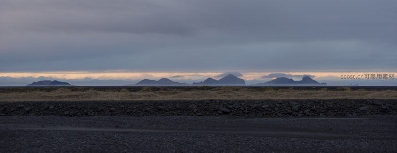 远山如黛接天际，旷野寂寥暮色深