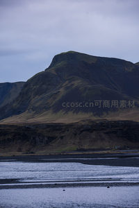 山峦与河流的静谧黄昏