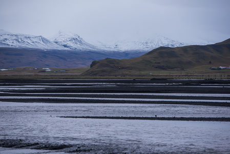 雪峰下的田野与湿地
