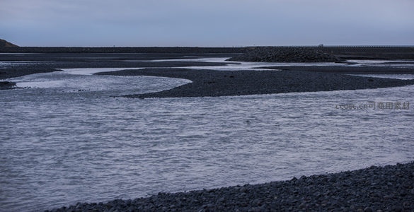 蜿蜒河床与黑色砾石滩