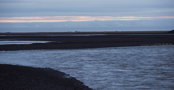 暮色河岸的温柔霞光