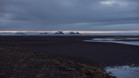 乌云压境的荒原远景