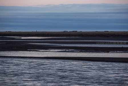 暮色下的河滩与远山静谧风光