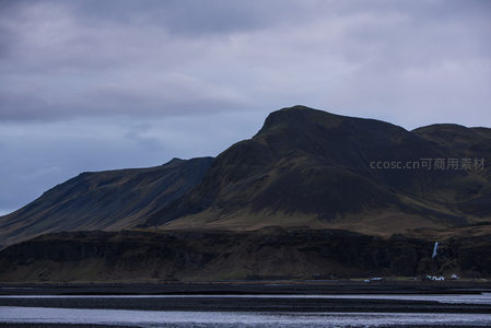 山峦环抱中的瀑布与湿地平原