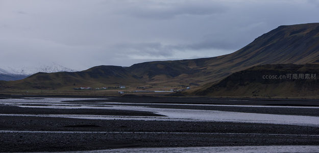 雪山脚下河谷中的村落剪影