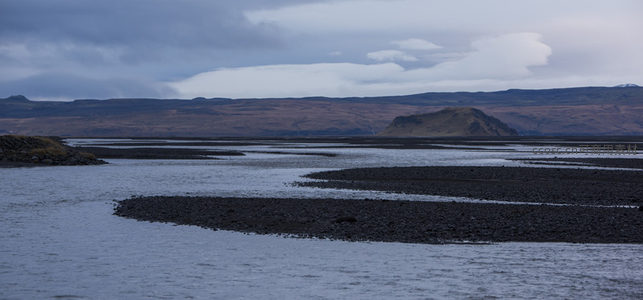 蜿蜒水道穿行于火山岩河滩之间