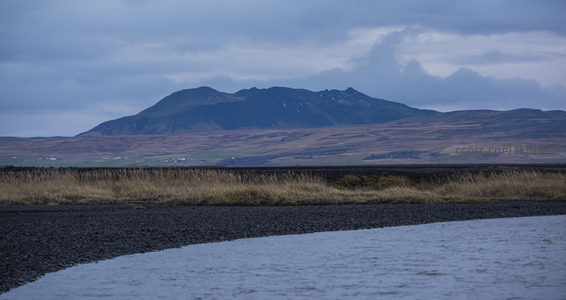 冰岛黑沙滩与远山云影