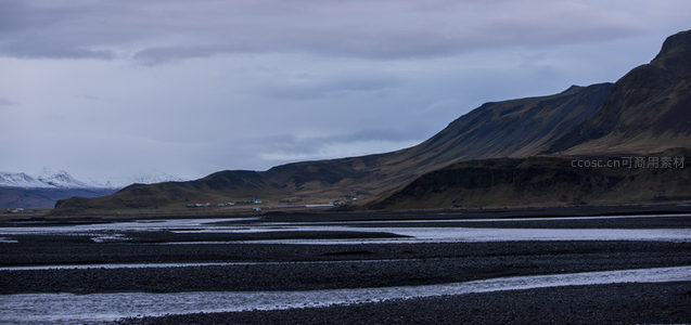 冰川河床蜿蜒于山麓间