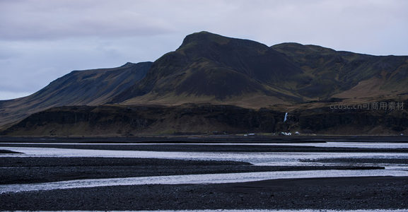 山崖瀑布垂落荒野平原