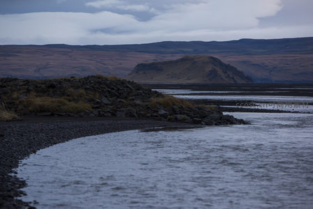 溪流绕过石堆流向远方