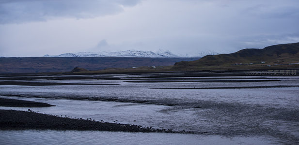 冰岛黑沙滩与雪山远景