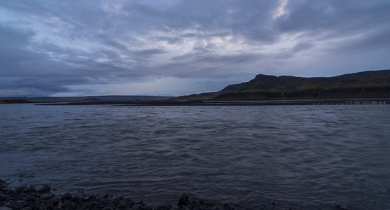 暮色湖面波光粼粼