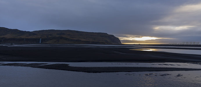 夕阳穿透云层洒黑滩