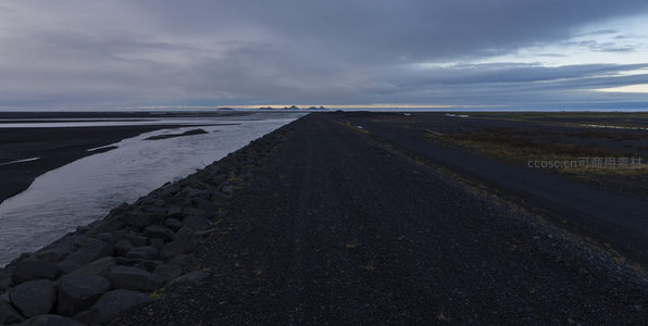 黑砂公路延伸至地平线尽头