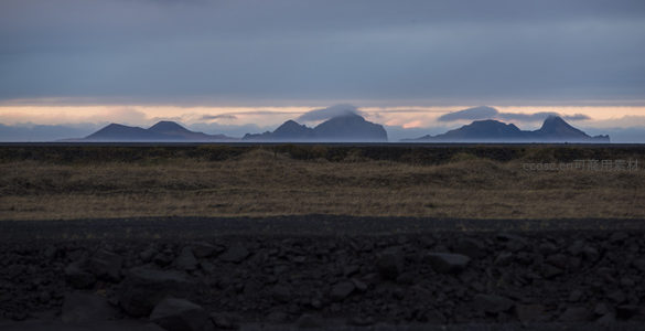 火山岩平原上的朦胧山峦