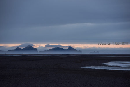 薄雾笼罩的海岸山脉剪影