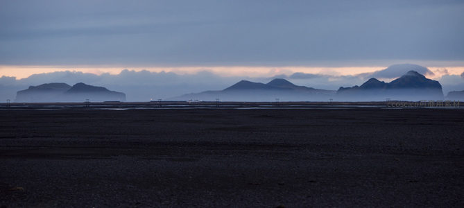 晨曦中的火山地貌与远山