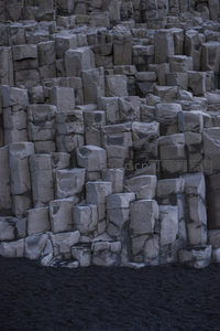 玄武岩柱群矗立黑沙滩