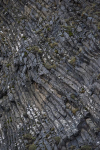 斜向岩层纹理如大地书页