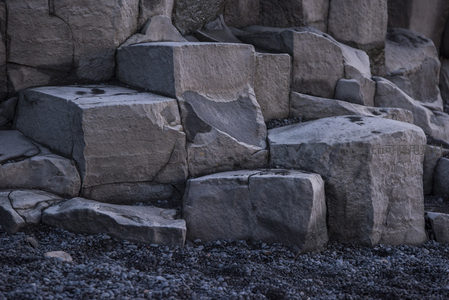 巨石堆叠于黑沙海岸边