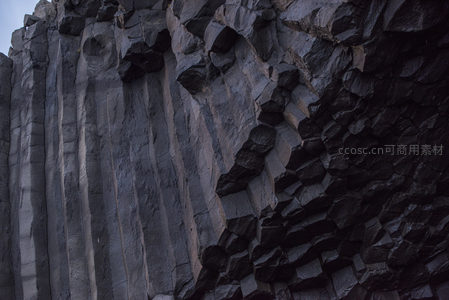 深色玄武岩峭壁纹理特写