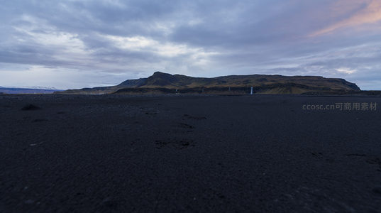 广袤黑沙平原上的远山剪影