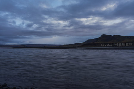 云海低垂下的静谧河面与远山轮廓