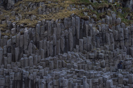 游客探索玄武岩柱阵列