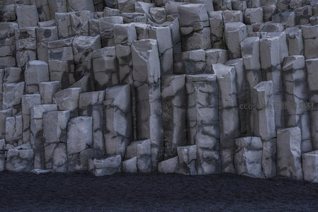 玄武岩柱墙与黑沙滩交界