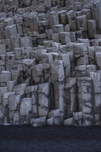 层叠玄武岩柱构成天然壁垒