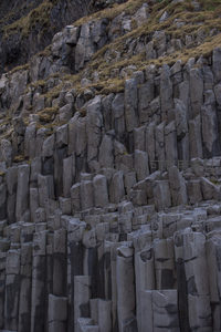 火山岩柱群层叠如雕塑