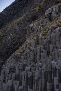 陡峭山崖上的玄武岩柱阵