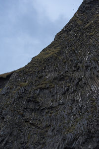 仰望火山岩壁的垂直纹理之美