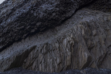 洞穴深处岩层褶皱的神秘光影