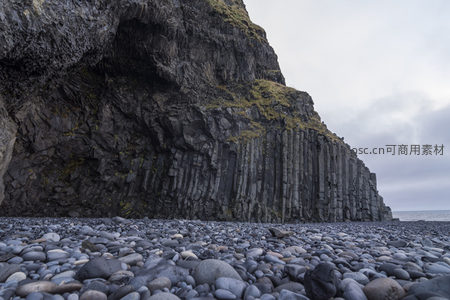 黑沙滩旁矗立的玄武岩柱群
