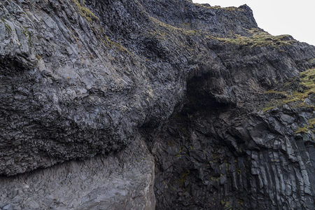 玄武岩柱状节理的壮丽地质奇观