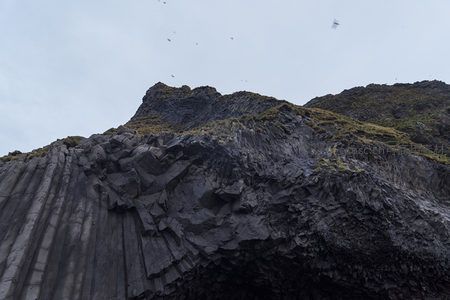 火山岩峭壁上的飞鸟与苍穹