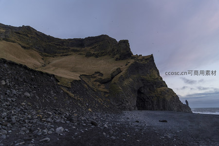 黑沙滩旁的火山岩洞穴与远山