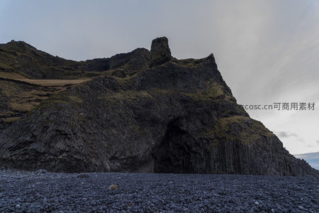 柱状玄武岩山峰俯瞰黑石海滩