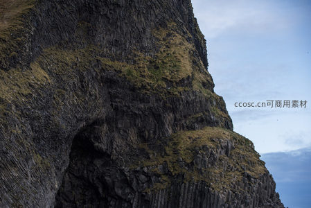 玄武岩柱状节理峭壁与洞穴