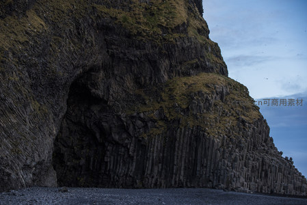 火山岩柱林立海岸黑沙滩