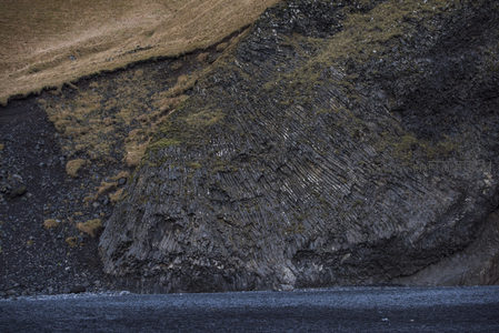 倾斜岩层与海浪拍打岸边
