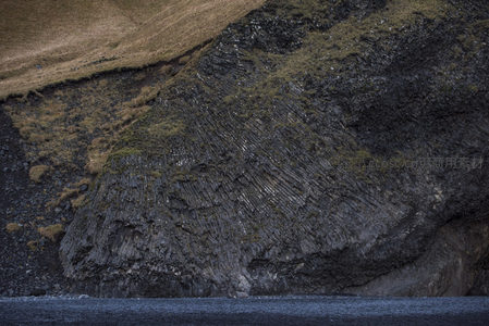 火山岩壁斜坡与静谧海面