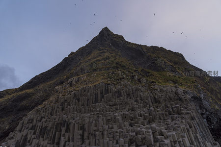 山巅鸟群环绕奇峰
