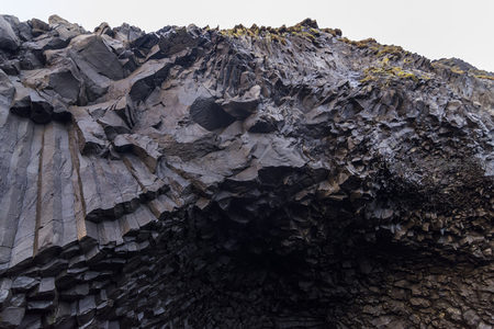 火山岩层断裂面细节