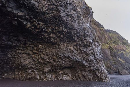 海岸玄武岩悬崖侧面视角