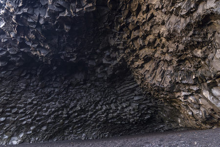 玄武岩洞穴内部的六边形柱状结构